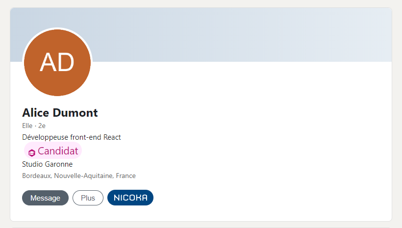 Page de profil d'exemple avec le bouton Nicoka à côté des boutons de la page et le badge Candidat
