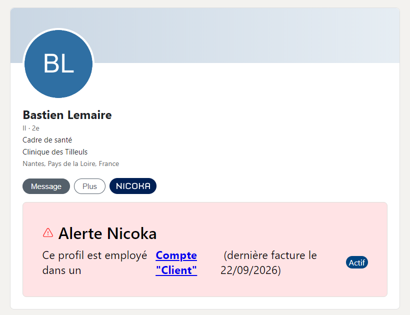 Encadré Alerte Nicoka sur une page de profil : la personne travaille dans un compte Client, avec la date de dernière facture